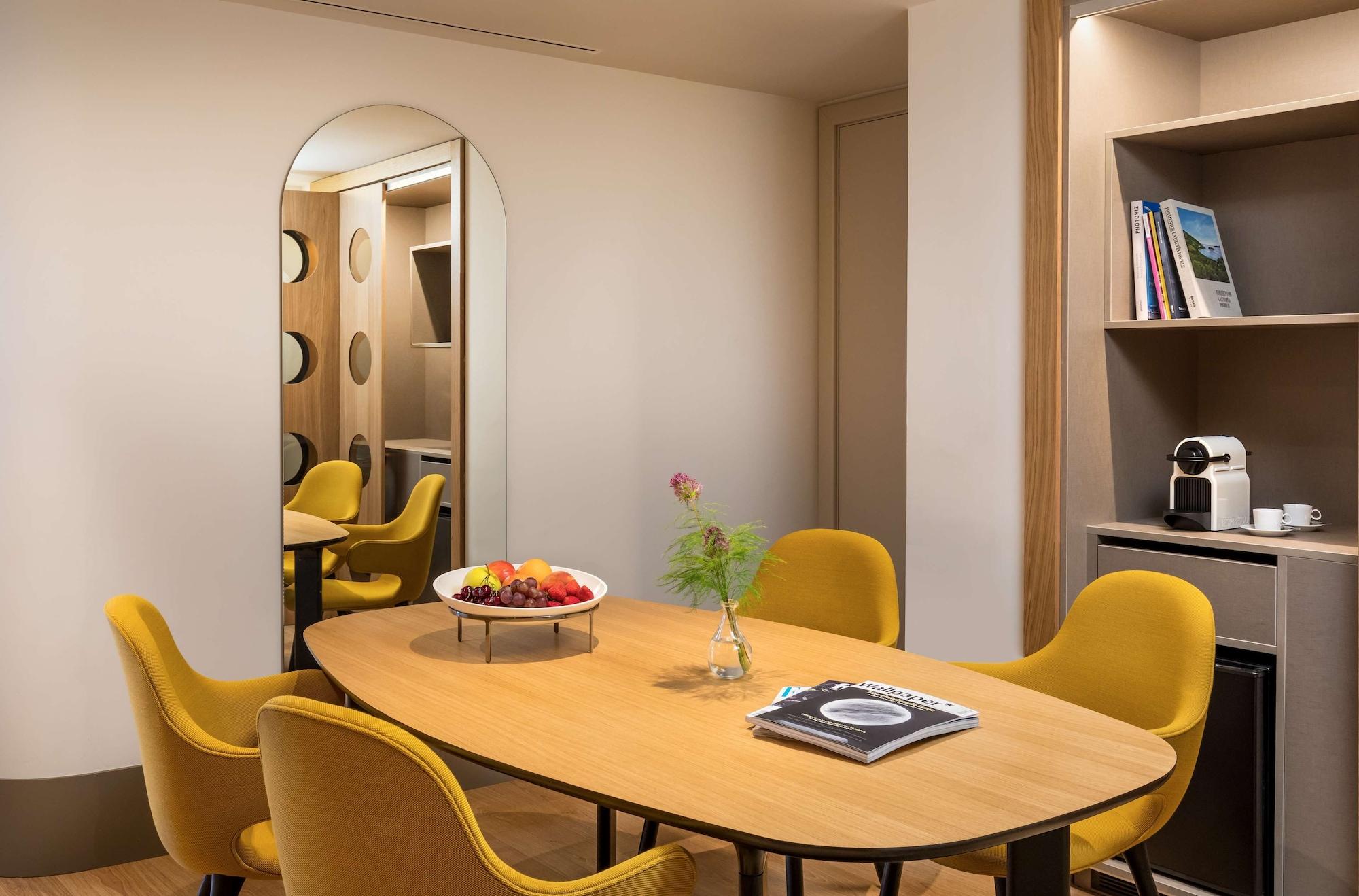 Hotel Barcelo Torre De Madrid Esterno foto The interior of a suite at the hotel