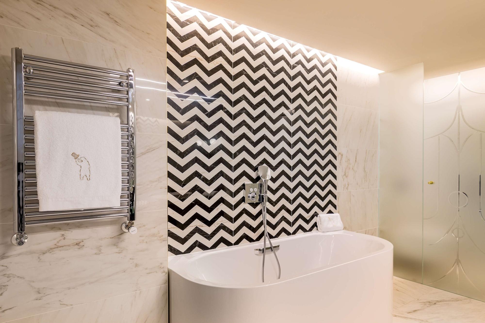 Hotel Barcelo Torre De Madrid Esterno foto Bathroom