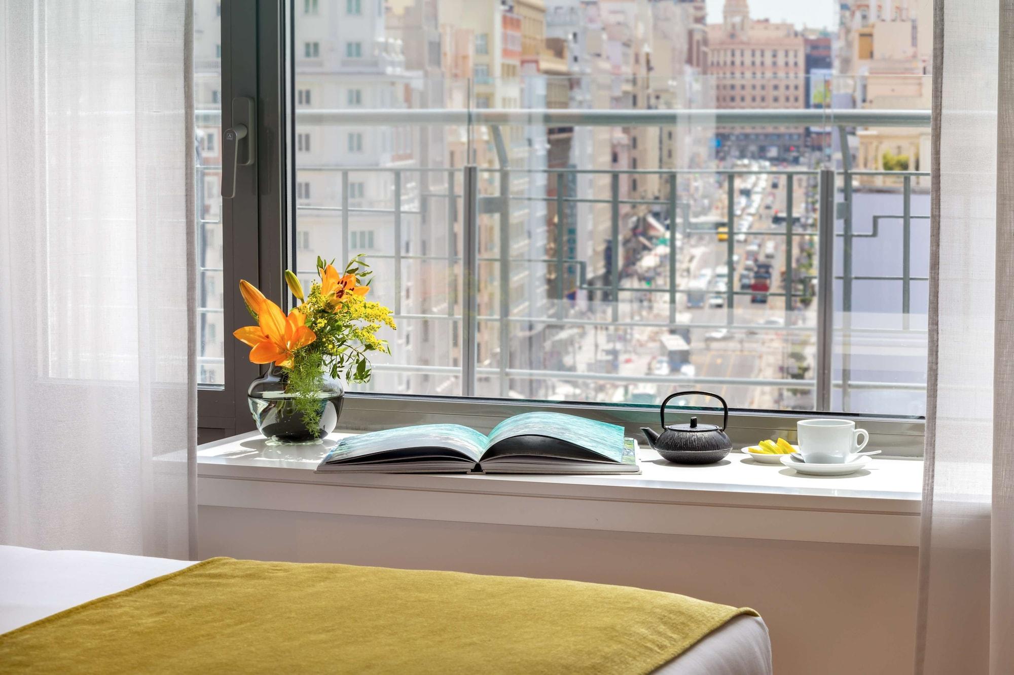 Hotel Barcelo Torre De Madrid Esterno foto A windowsill