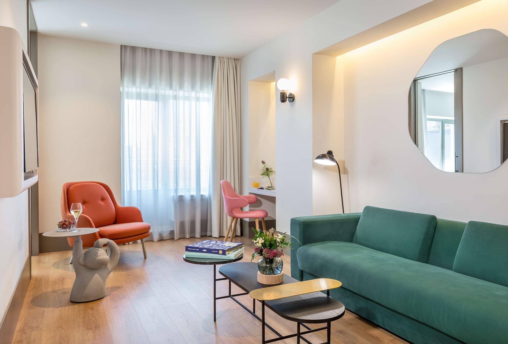 Hotel Barcelo Torre De Madrid Esterno foto A living room at the hotel