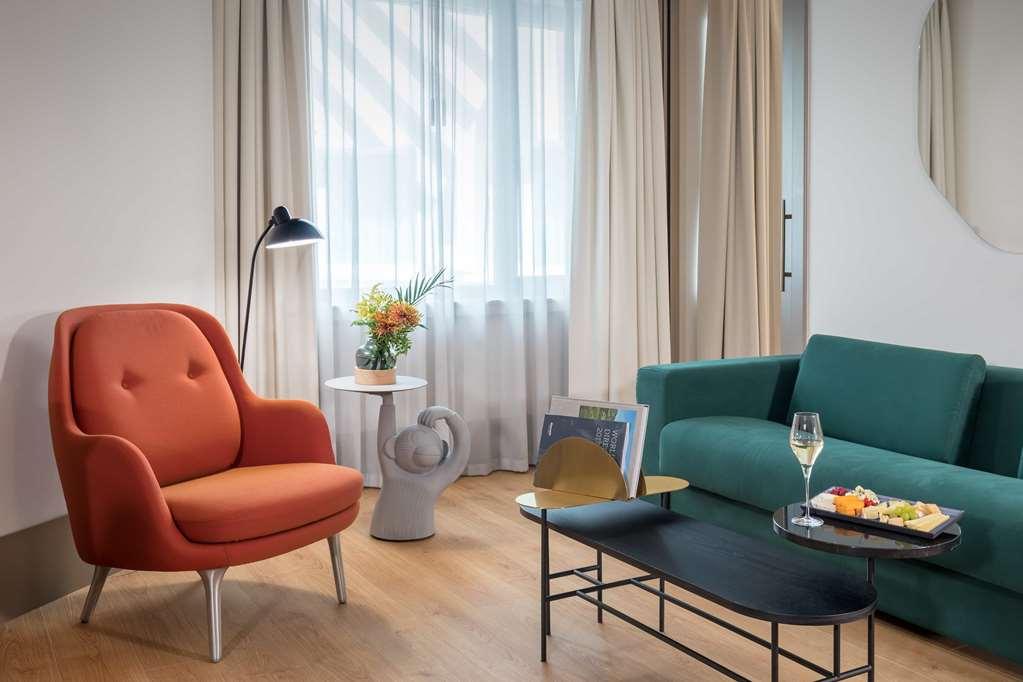 Hotel Barcelo Torre De Madrid Camera foto A living room at the hotel