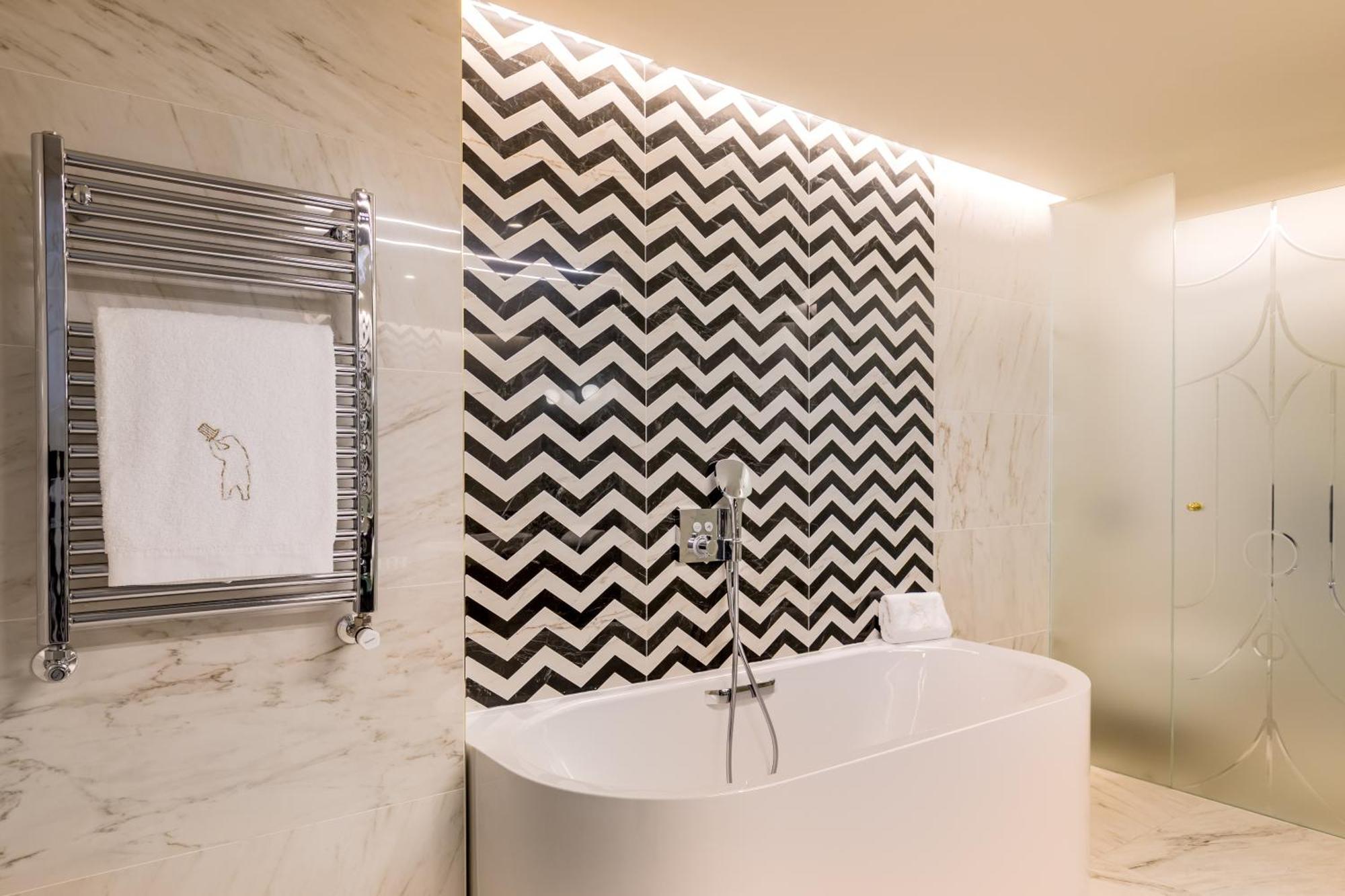 Hotel Barcelo Torre De Madrid Esterno foto Bathroom