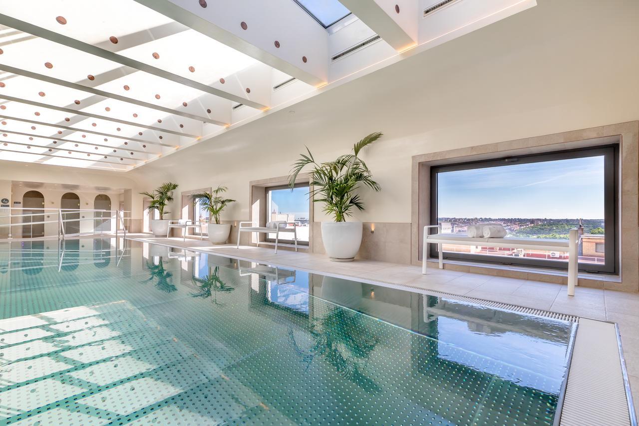Hotel Barcelo Torre De Madrid Esterno foto The rooftop pool