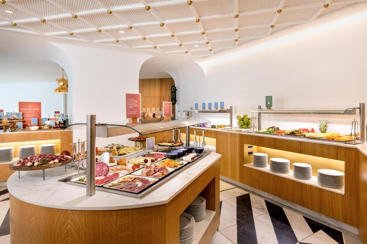 Hotel Barcelo Torre De Madrid Esterno foto A buffet at a hotel