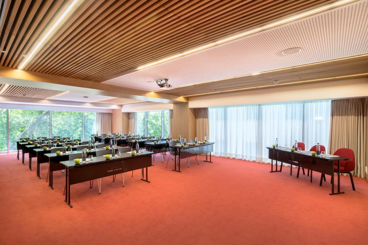 Hotel Barcelo Torre De Madrid Esterno foto Meeting room